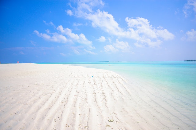 Pláž s bielym pieskom a tyrkysové more