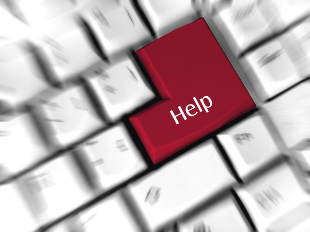 Biela počítačová klávesnica s červeným tlačidlom „HELP“